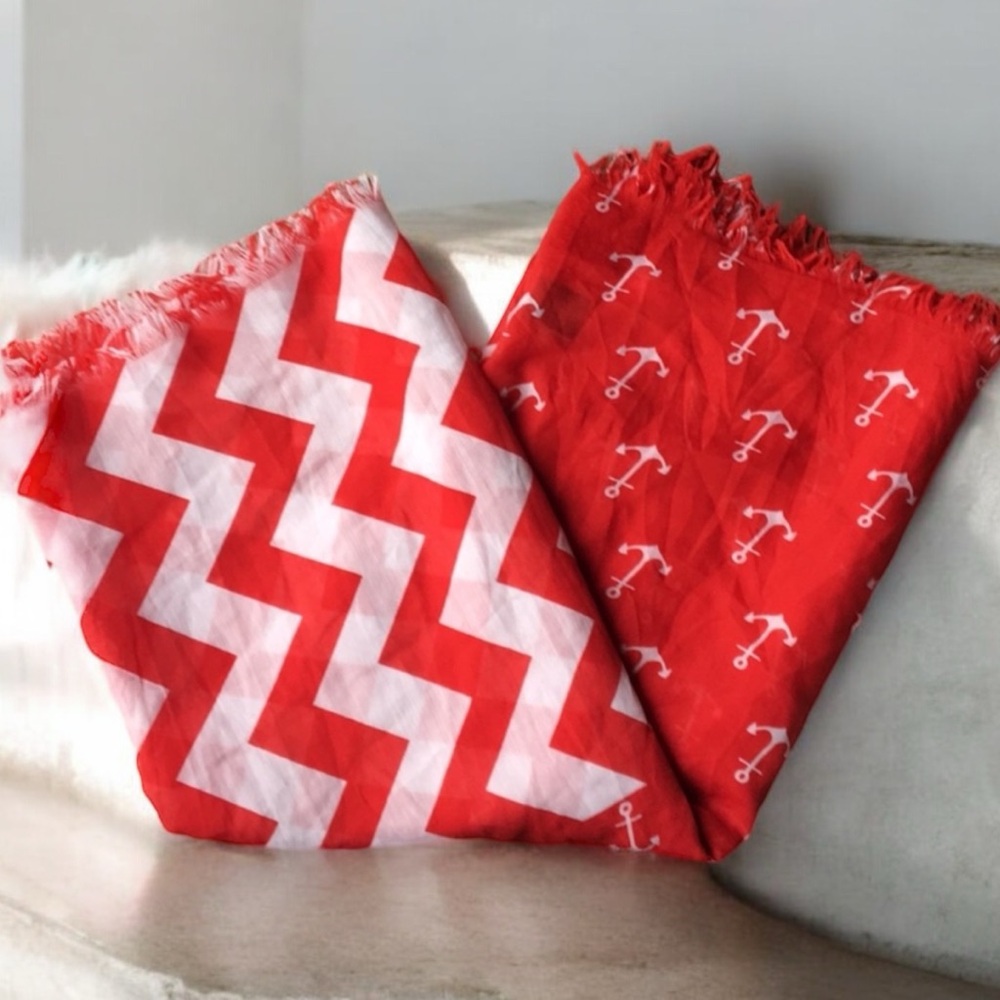 ⭐️
White/Red anchor infinity 🧣.  Lightweight. Cute.